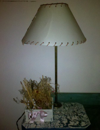 Lámpara craquelada con flores secas